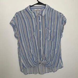 High low, front tie, button down short sleeve shirt